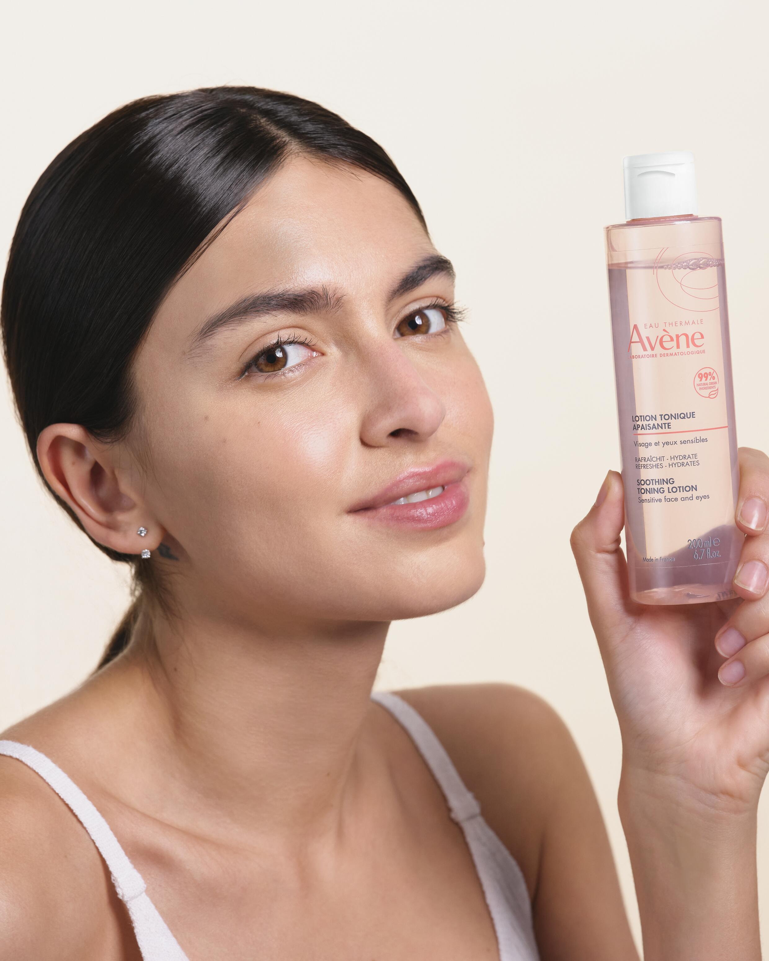 av_essentiels_lotion_tonique_model_visual_3282770152517_4x5