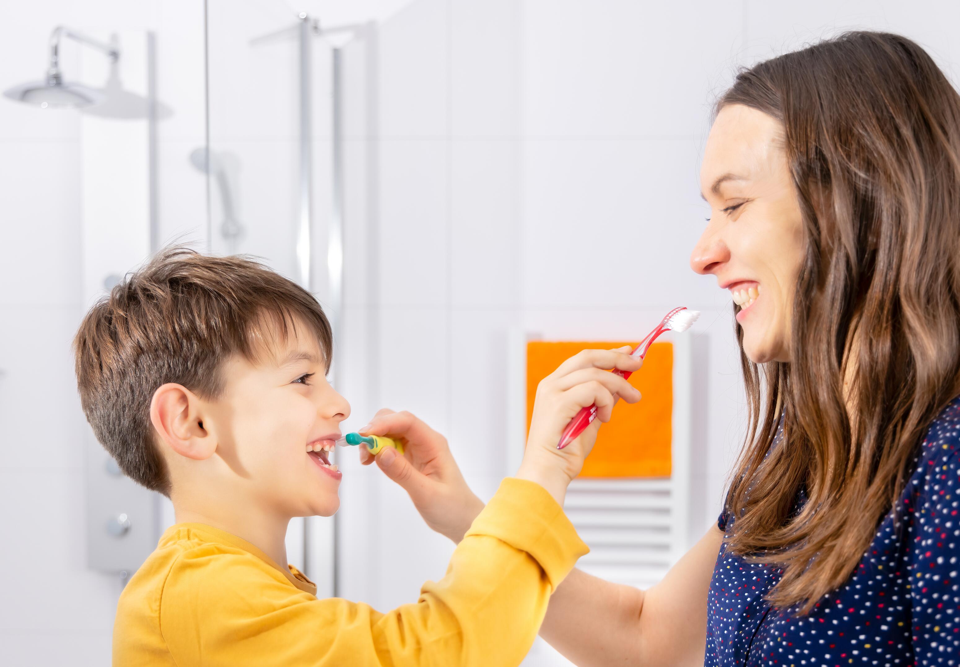Aider son enfant à se brosser les dents