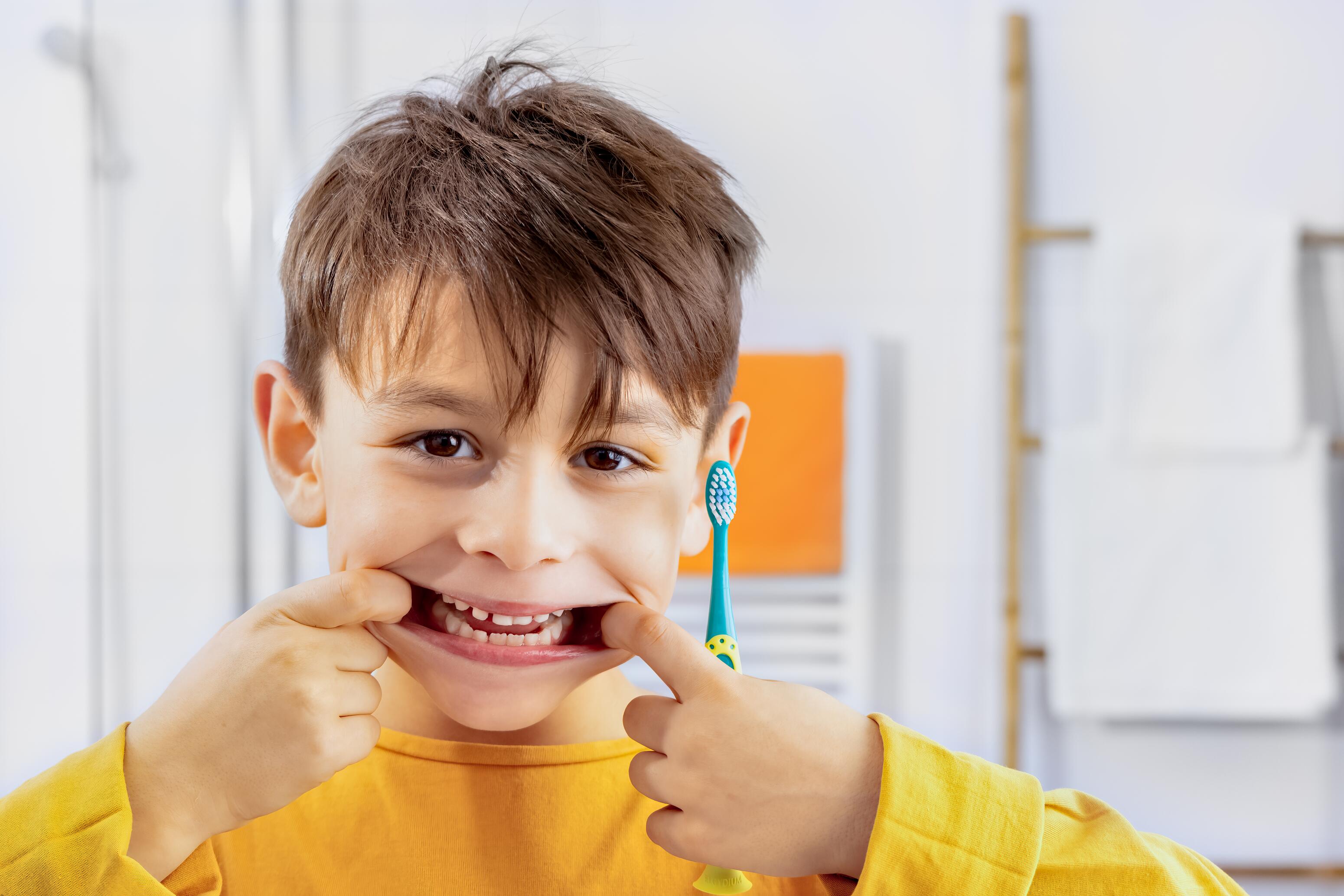 oc_kids-brushing-teeths-grimace_lifestyle
