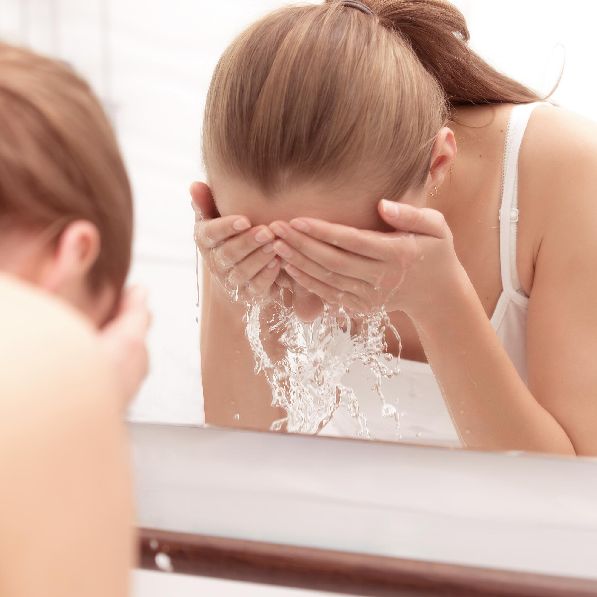 av_acne_adolescente_laver_visage_1x1