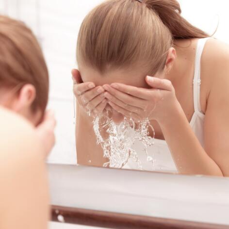 Prevenirea formării cicatricilor post-acneice: ce trebuie să faci și ce nu trebuie să faci