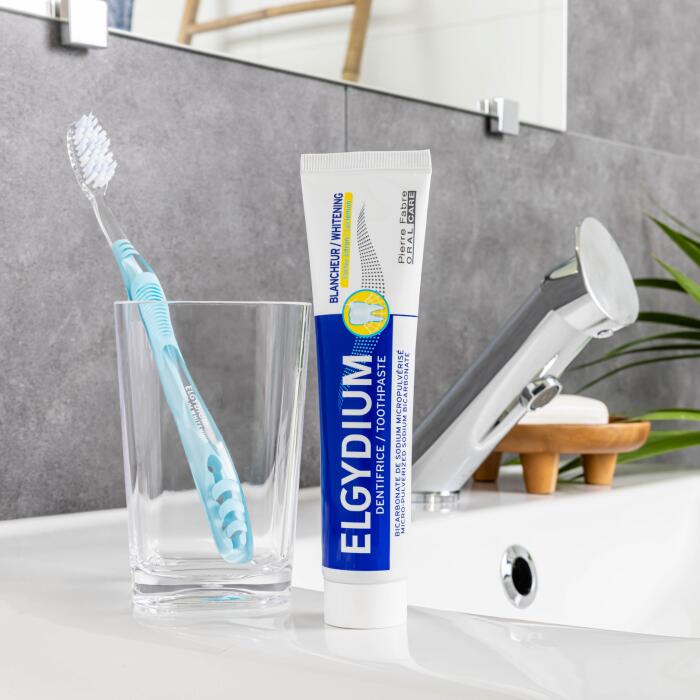 ELGYDIUM Whitening – escova de dentes