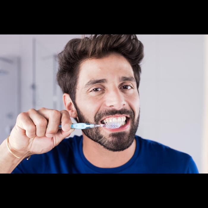 ELGYDIUM Whitening – escova de dentes