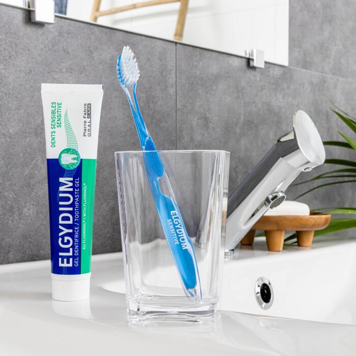 ELGYDIUM Sensitive Escova de dentes suave 