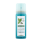 Instantly refreshes and clarifies the hair and scalp without water