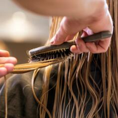 3. Un brushing quotidien : c’est obligatoire quand on a les cheveux fins, sinon, on ne peut rien en faire et ça les remet en place en un rien de temps !