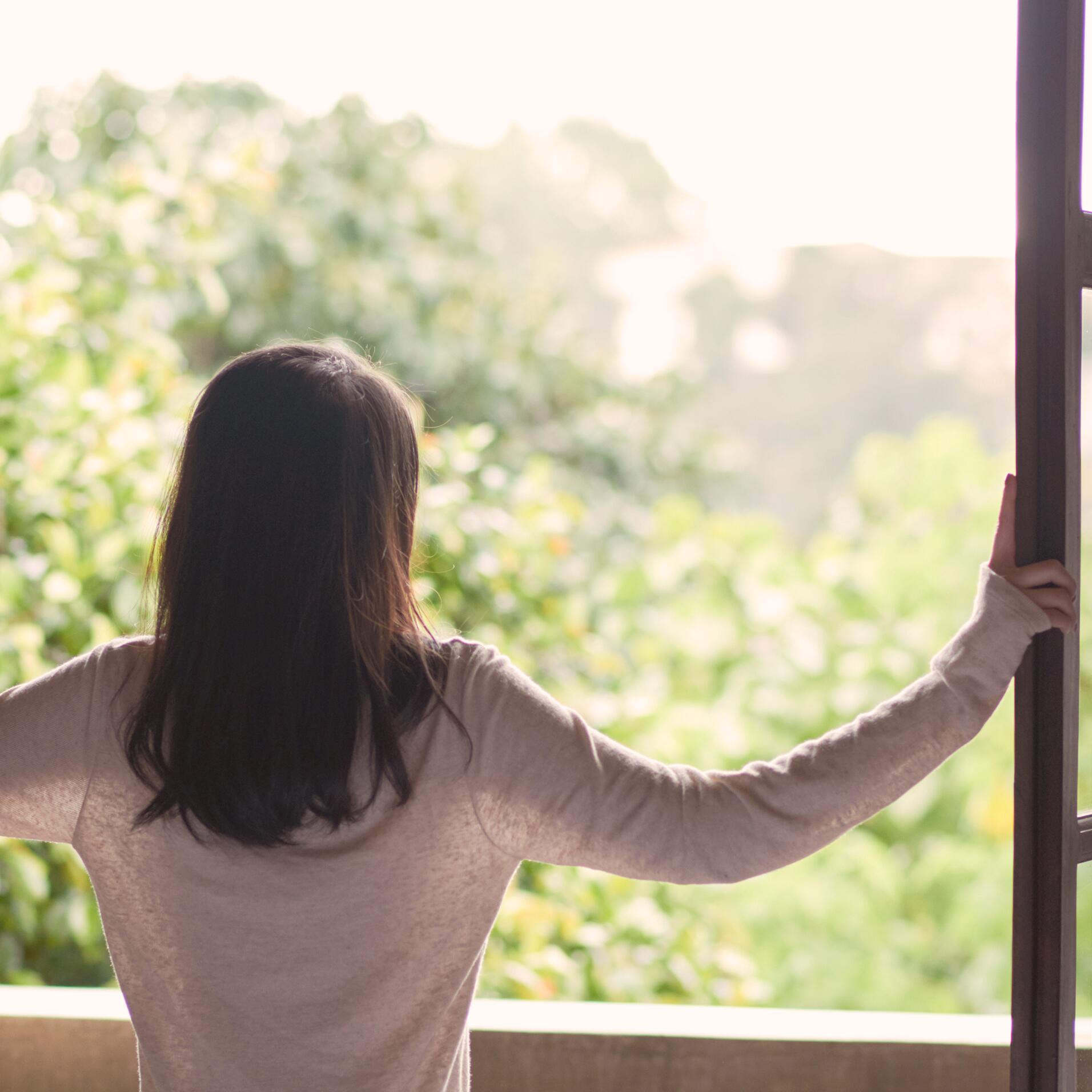 av_eczema-psoriasis_femme_fenetre_environnement_1x1_v2