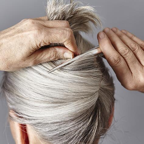 Come prendersi cura dei propri capelli bianchi?