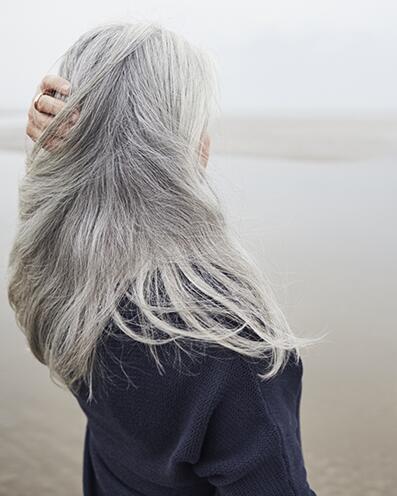 Graveren Schaduw Arena De verzorging van grijs en wit haar: tips en belangrijke aandachtspunten