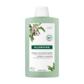 Ce shampoing enveloppe le cheveu d'un bouclier gainant.