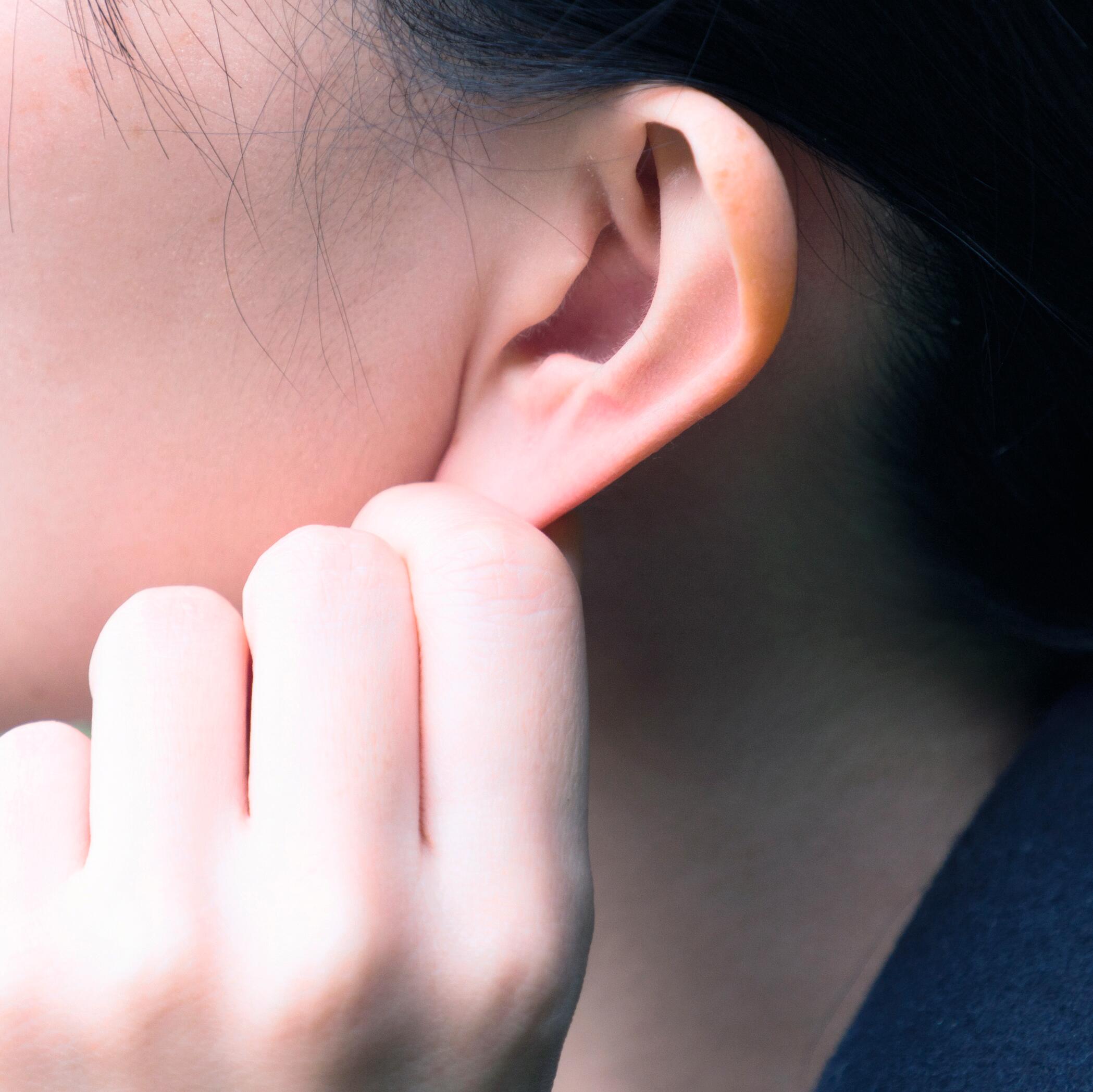 AD_IRRITATIONS_WOMAN-EAR_SQUARE_2021