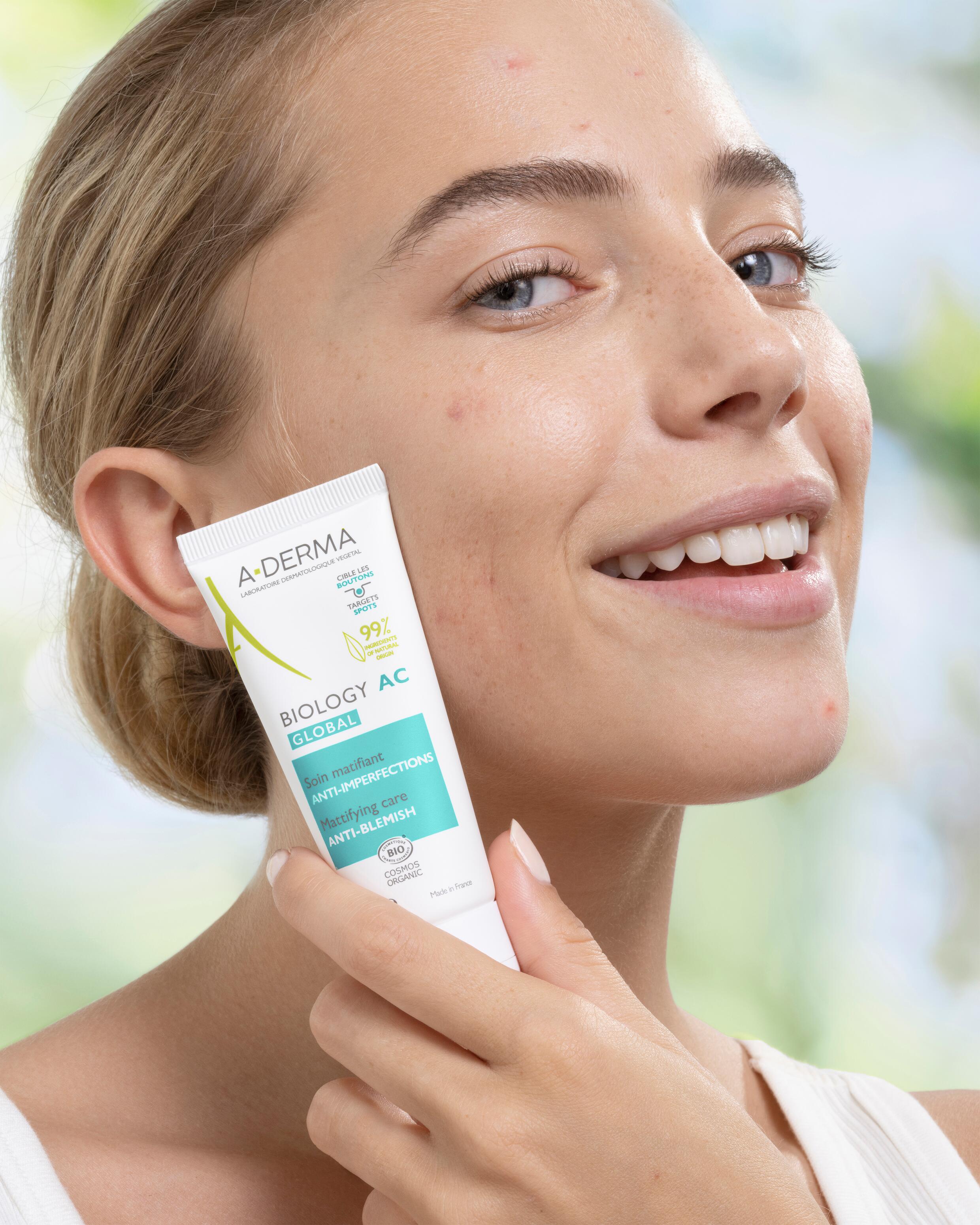 AD_BIOLOGY-AC_GLOBAL-MATTIFYING-CARE_BLOND-MODEL_LIFESTYLE_40ML_3282770388916_4-5