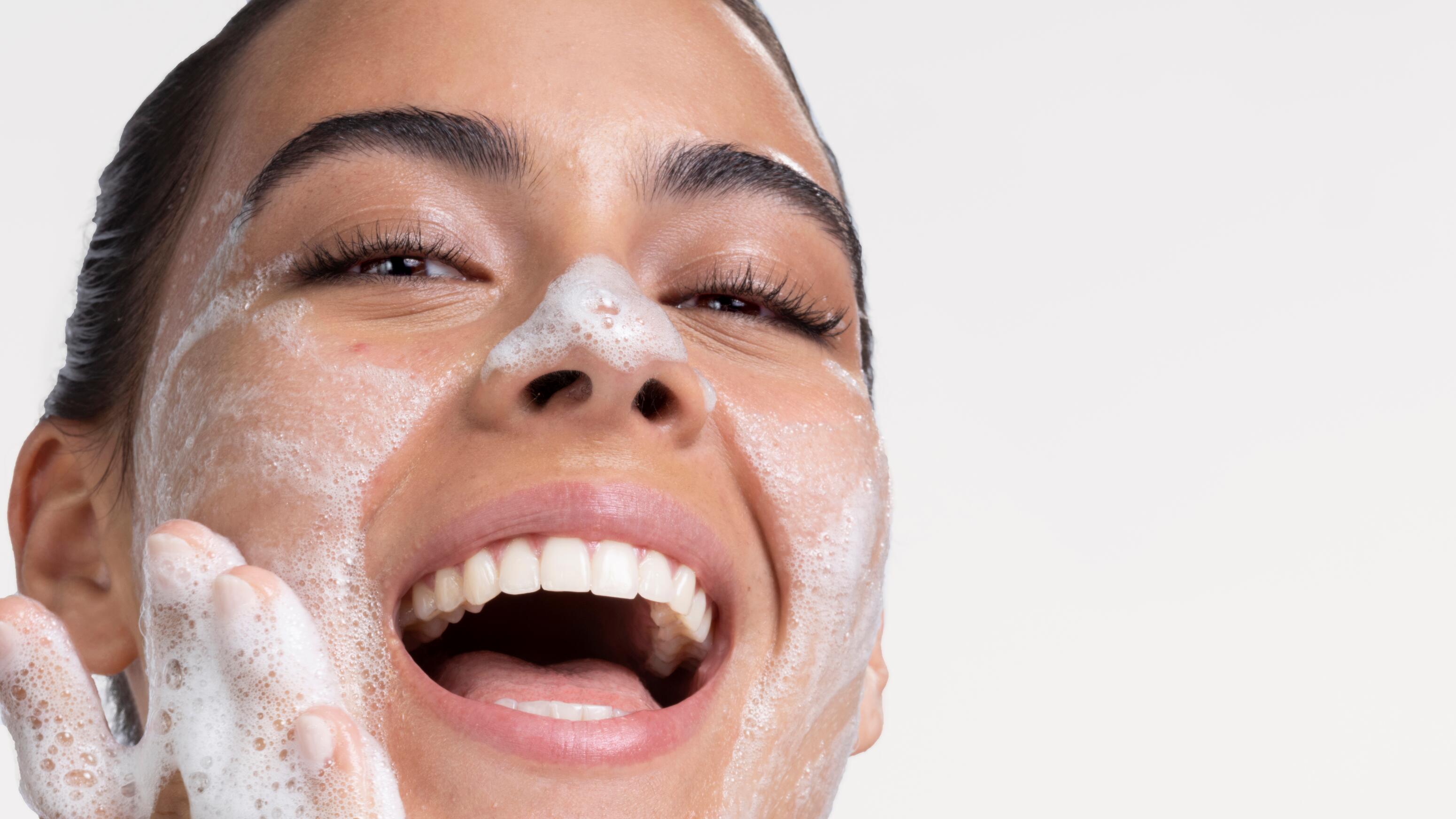 AD_BIOLOGY-AC_WOMAN-CLEANSING-FACE-MODEL_LIFESTYLE_16-9