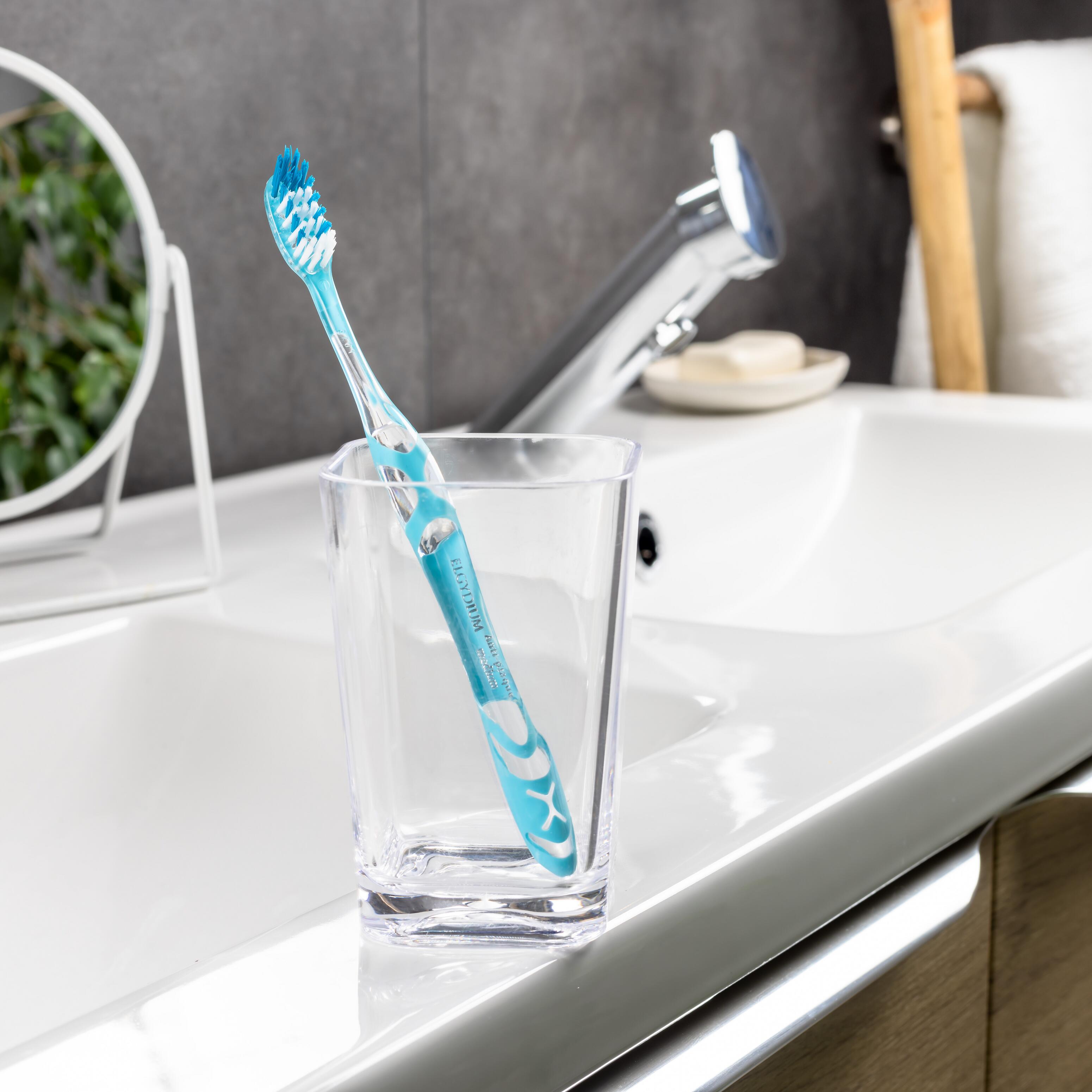 OC_ELGYDIUM_ANTIPLAQUE_TOOTHBRUSH_MEDIUM_LIFESTYLE_2