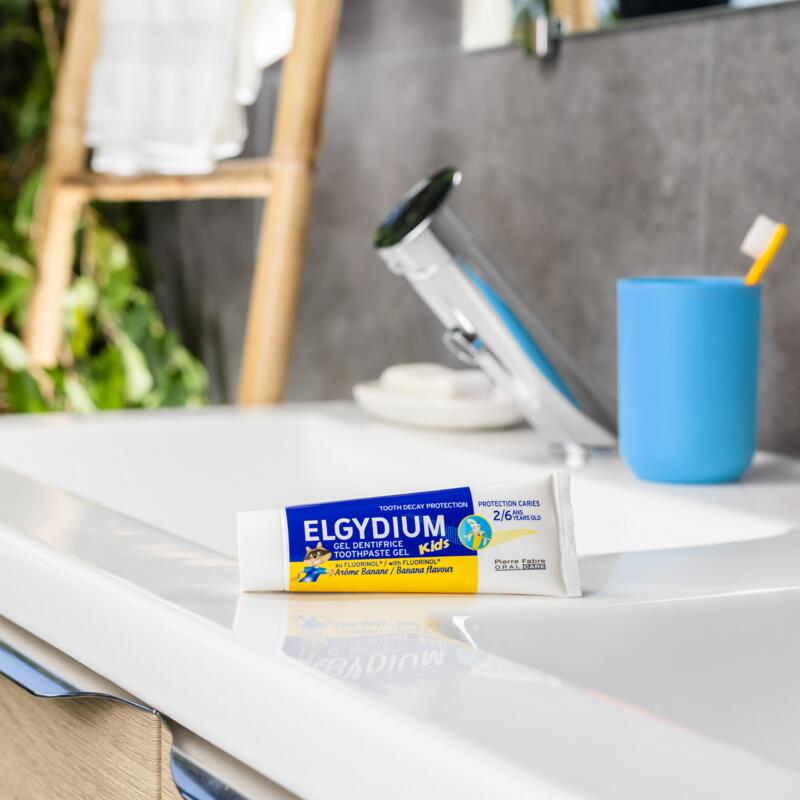 ELGYDIUM KIDS Гелообразна паста за зъби за защита от кариес за деца от 2 - 6 години с вкус на банан