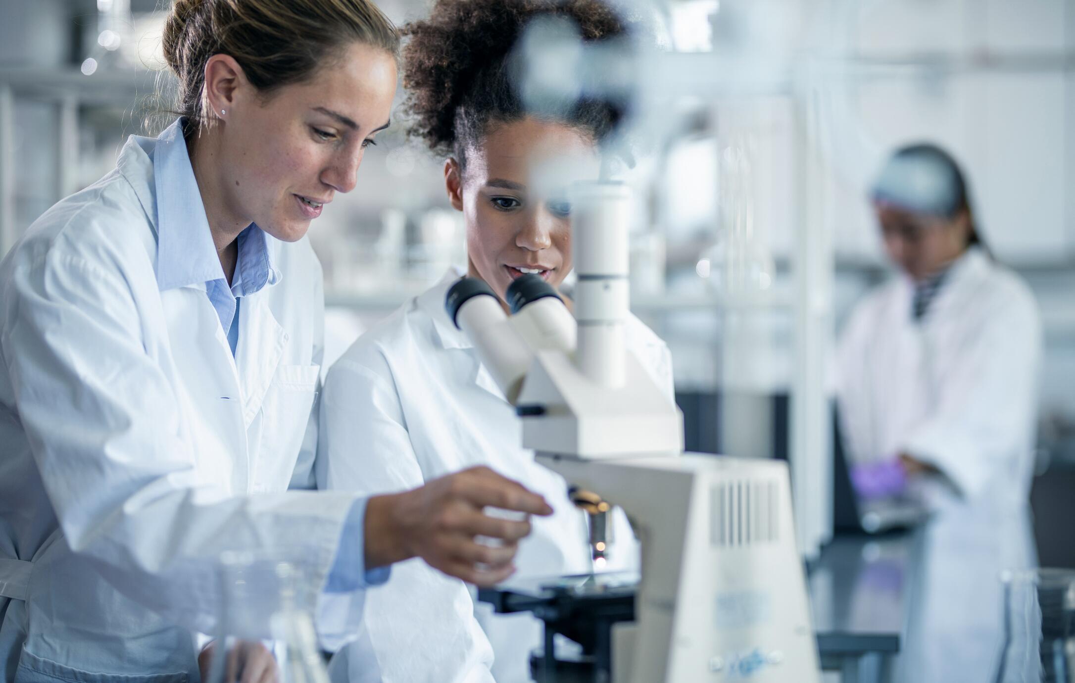 md_dexeryl_website-pf-group-photo1_kit-comm