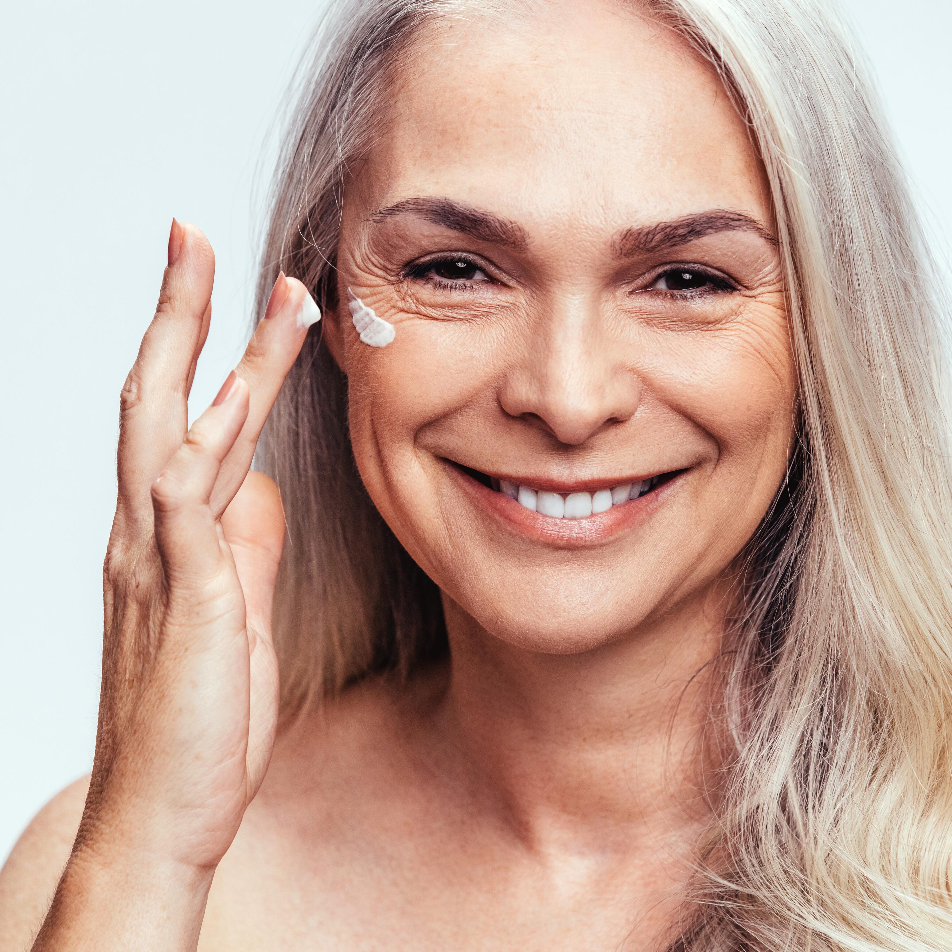 av_maquillage_femme_senior_rides_creme_1x1