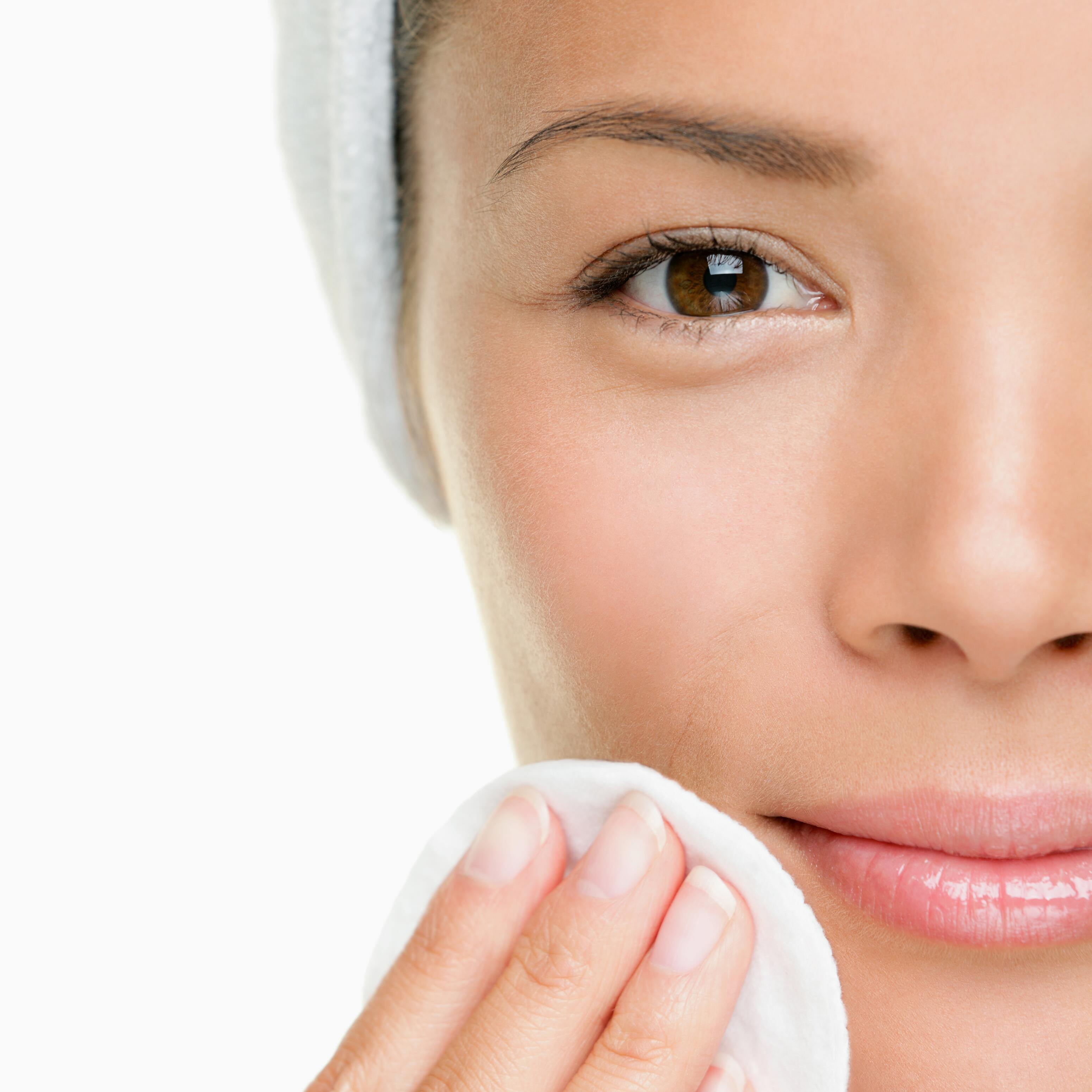 Die richtige Art, Augen-Make-up sanft von deinen Augen zu entfernen