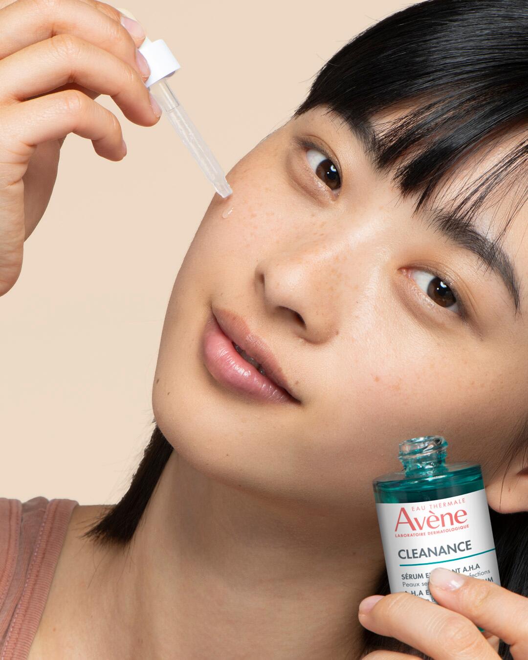 av_cleanance_exfoliating_serum_sabrina_product-application_3_3282770390469_hd_4x5