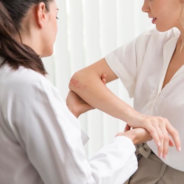 av_peau-cancer_docteur_patiente_traitement_effets-secondaires_1x1 472x472