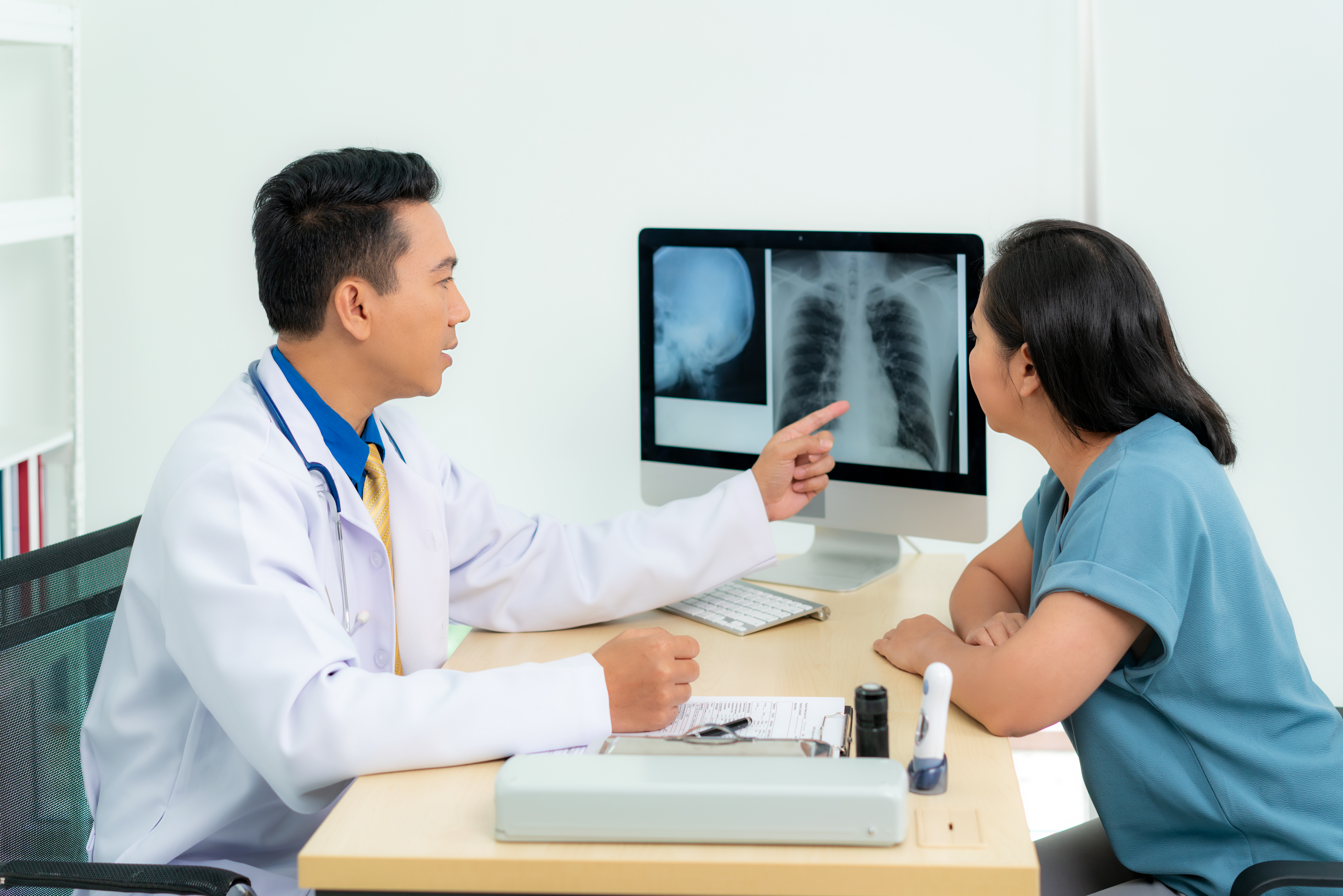 OG_MAN_DOCTOR_SHOWING_XRAY_COMPUTER_LUNG_WOMAN_PATIENT_ISTOCK_2021